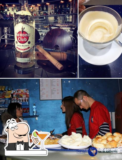 Dai un’occhiata alla foto che raffigura la bevanda e cibo di Bar 77