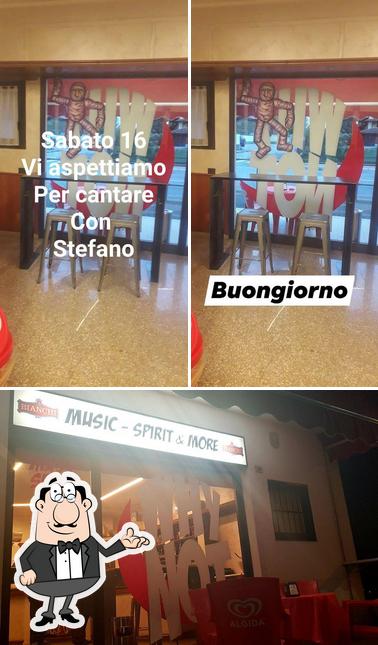 Gli interni di Why Not Lounge Bar