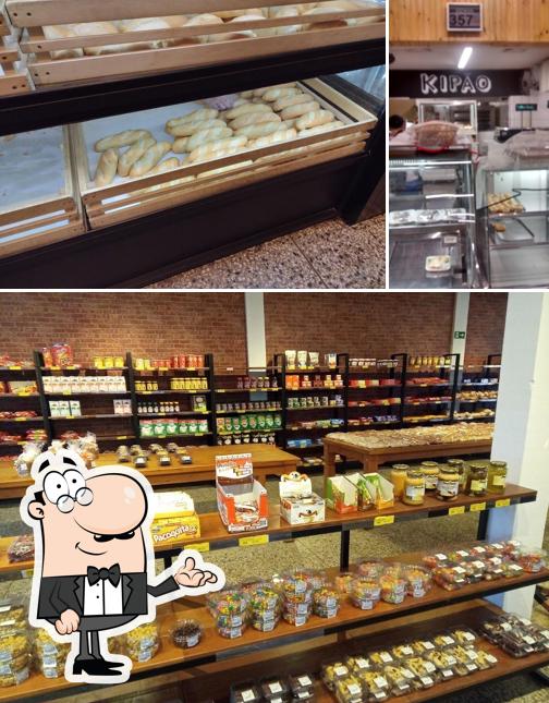 Sente em uma das mesas no Empório Dos Pães