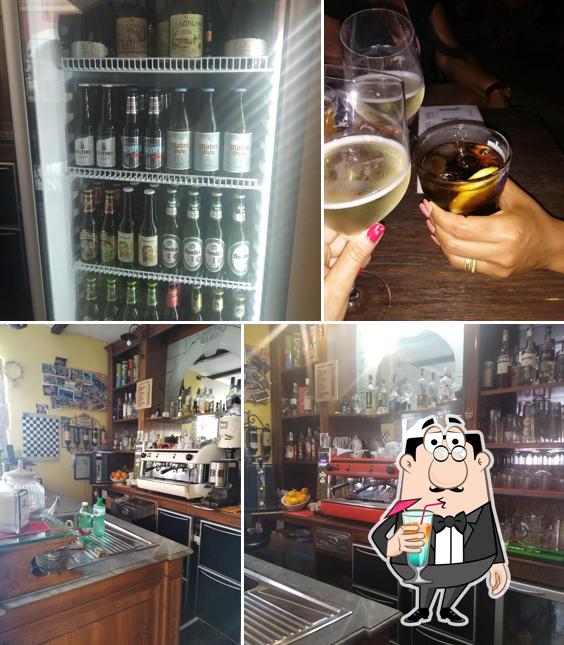 Tra le diverse cose da Caffe' Trearchi si possono trovare la bevanda e interni