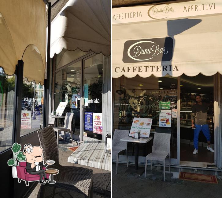 Dai un'occhiata agli interni di Dumi Bar