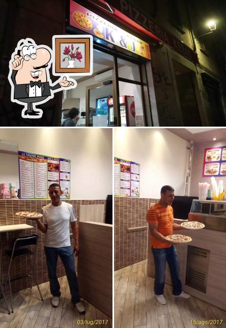 La immagine di interni e esterno da K & J Kebab