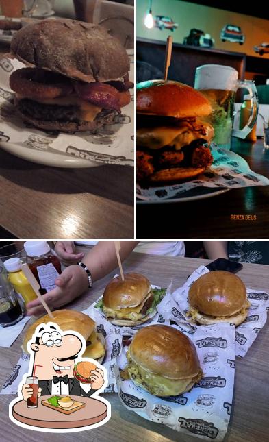 Experimente um dos hambúrgueres disponíveis no General Burger House