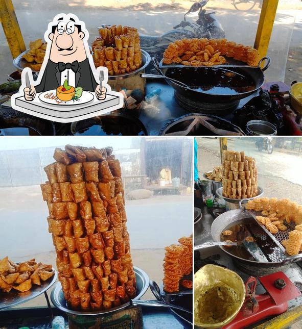 Food at Gajodhar Smosa emrti corner