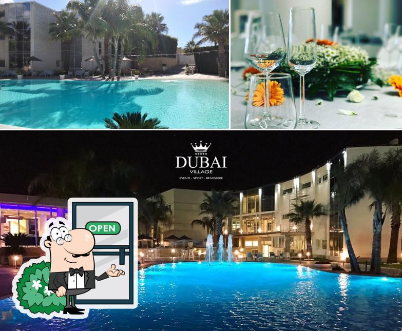 La foto di esterno e vino da Dubai Village