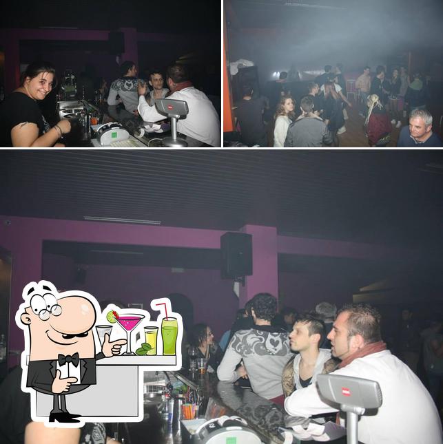 Tra le diverse cose da DiscoBar & pizzeria Tiramisu' si possono trovare la bancone da bar e esterno