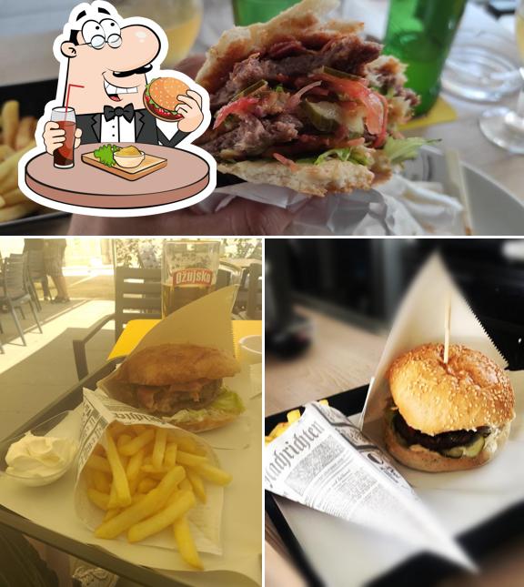 Ordina un hamburger a Hashtag Food Bar