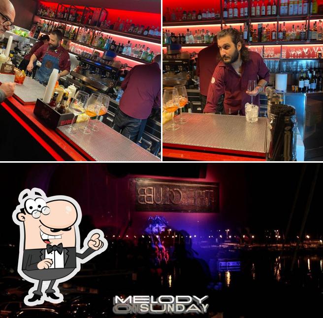 Siediti a un tavolo di The Club