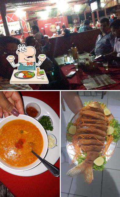 Dê uma olhada a imagem mostrando comida e balcão de bar no Espaço do Espeto