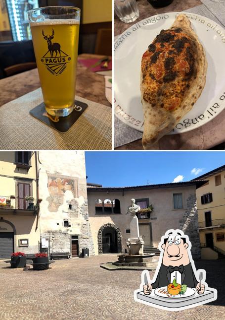 Questa è la immagine che mostra la cibo e esterno di All'Angolo
