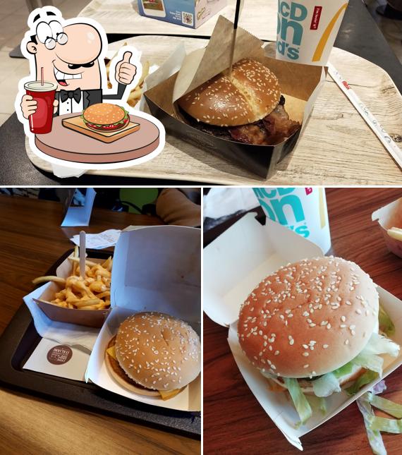 Ordina un hamburger a McDonald's Monfalcone