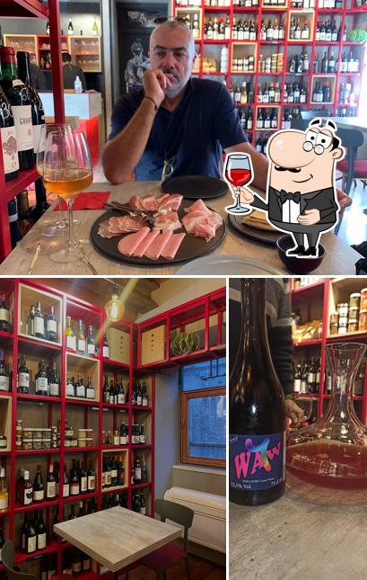 Ordina un bicchiere di vino a Tempo Sala da Vino