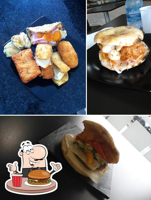 Prova un hamburger a Pizza World Di Marano Carla