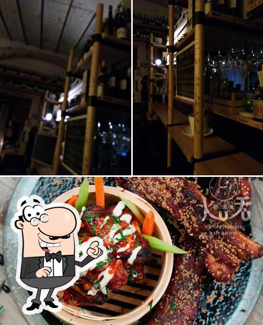 Questa è la foto che mostra la interni e cibo di KuFù - Sicilian Japanese Café Bistrot