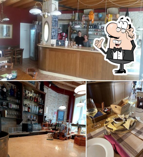 La foto di interni e bancone da bar da Osteria La RIZZA
