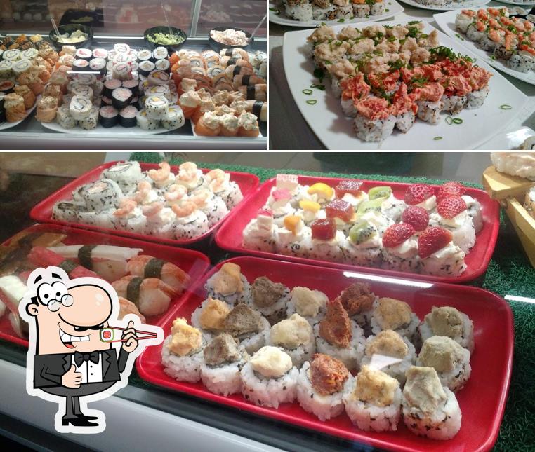 Rolos de sushi são servidos no Restaurante Sushi Express