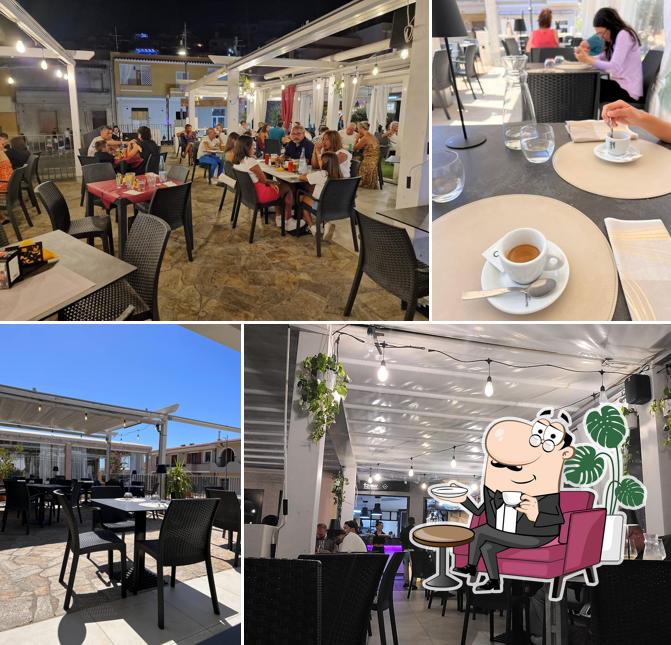 Dai un'occhiata agli interni di West Villasimius, ristorante pizzeria cocktail bar