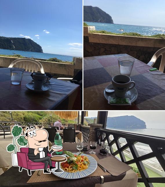 Siediti a un tavolo di Ristorante La Capanna