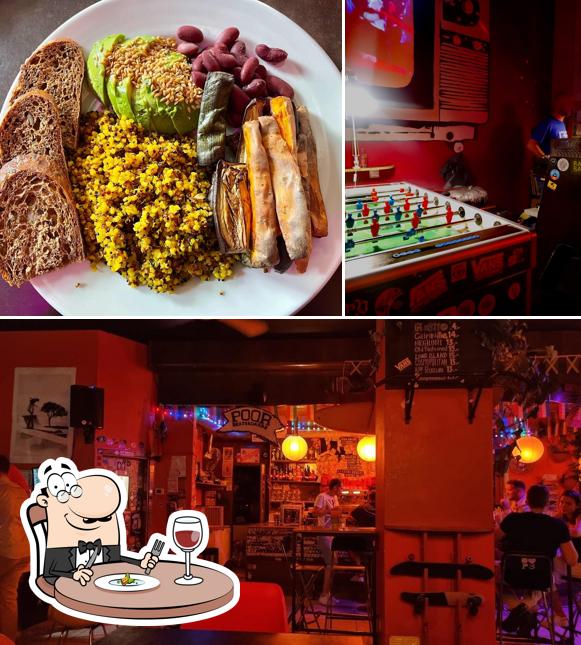 Guarda la foto che raffigura la cibo e interni di Bar Oops