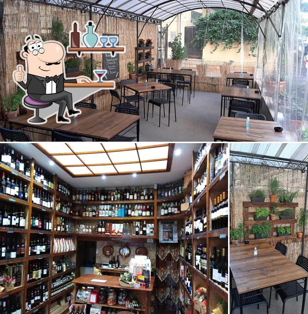 Gli interni di Enoteca Alpuntodivino Roma
