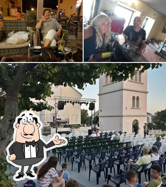 Siediti a un tavolo di Stari Dvor