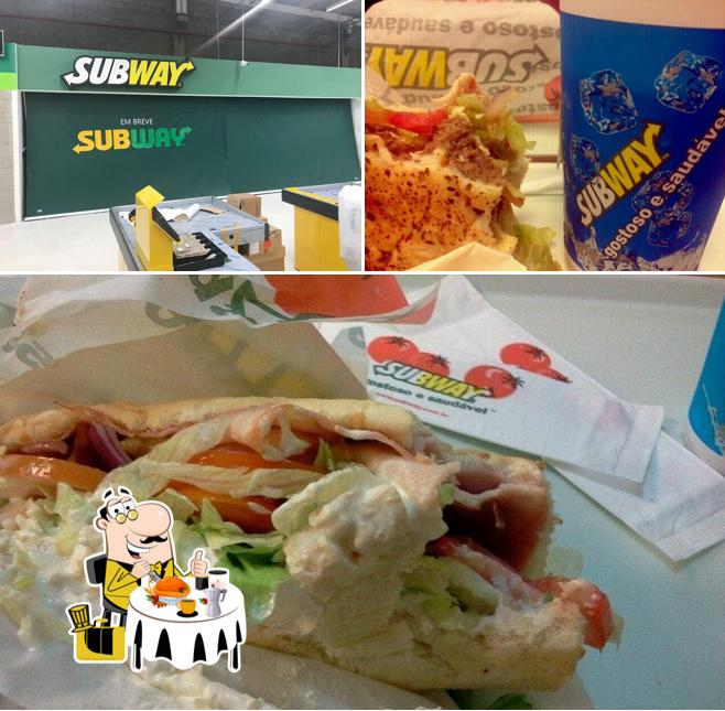 A comida e interior do restaurante