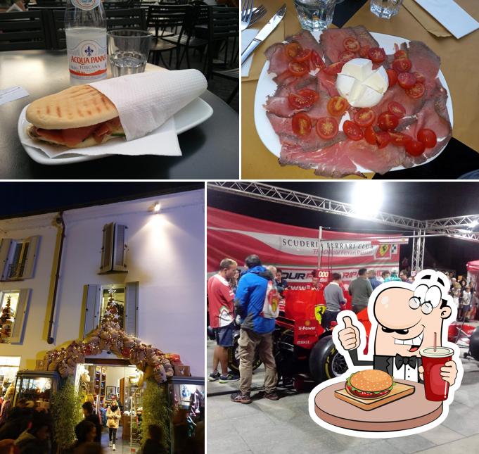 Ordina un hamburger a Il Caffè della Piazza