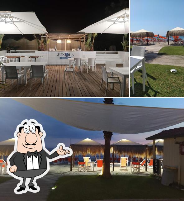 Dai un'occhiata agli interni di Jungla Beach Restaurant