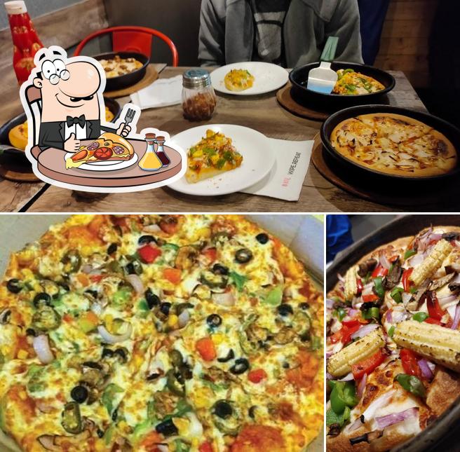 At Pizza Hut CR Park, Delhi, you can get pizza