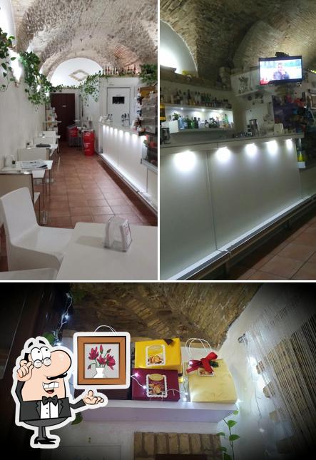 Dai un'occhiata agli interni di White Lounge Bar