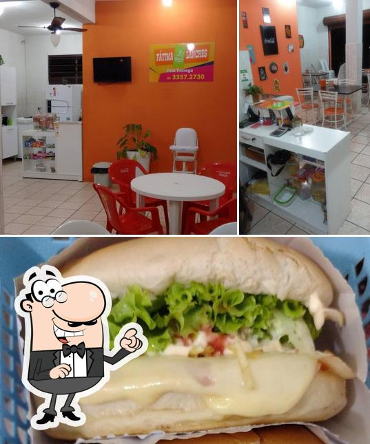 Sente em uma das mesas no Fátima Lanches