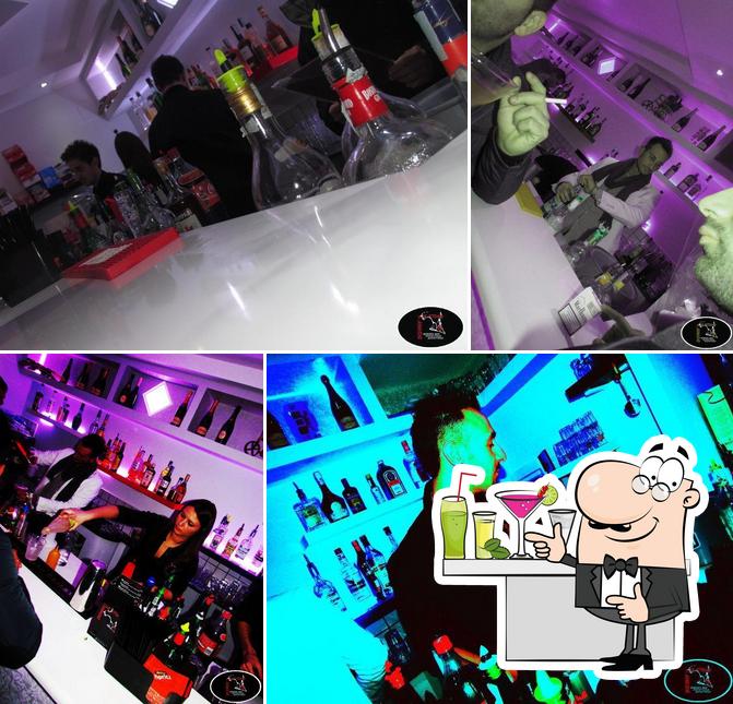 Guarda questa foto di Bar Down The Stone