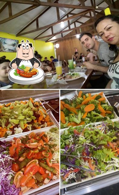 Confira a imagem ilustrando comida e interior no Churrascaria Sabor do Sul