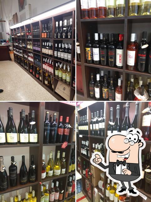 Dai un'occhiata agli interni di Enoteca Vino Art