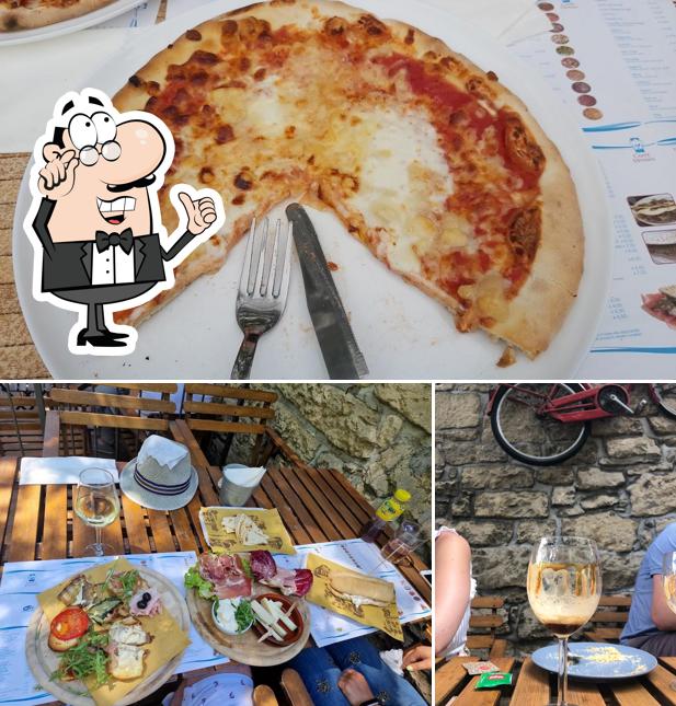Questa è la foto che raffigura la interni e pizza di Caffè divino