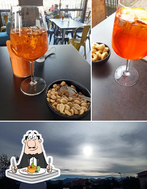 Questa è la foto che presenta la cibo e esterno di Backdoor Bar