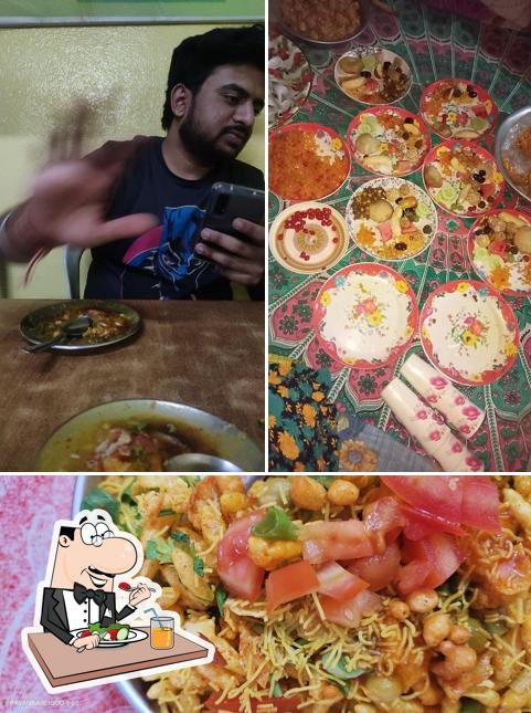 Food at Jay Shankar Bhel Center