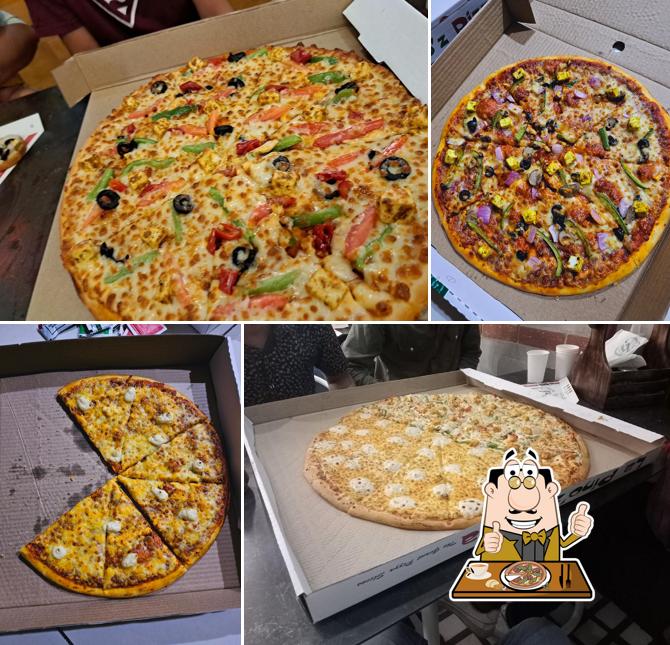 Pick pizza at La Pino'z Pizza, Maruti Solaris Annex