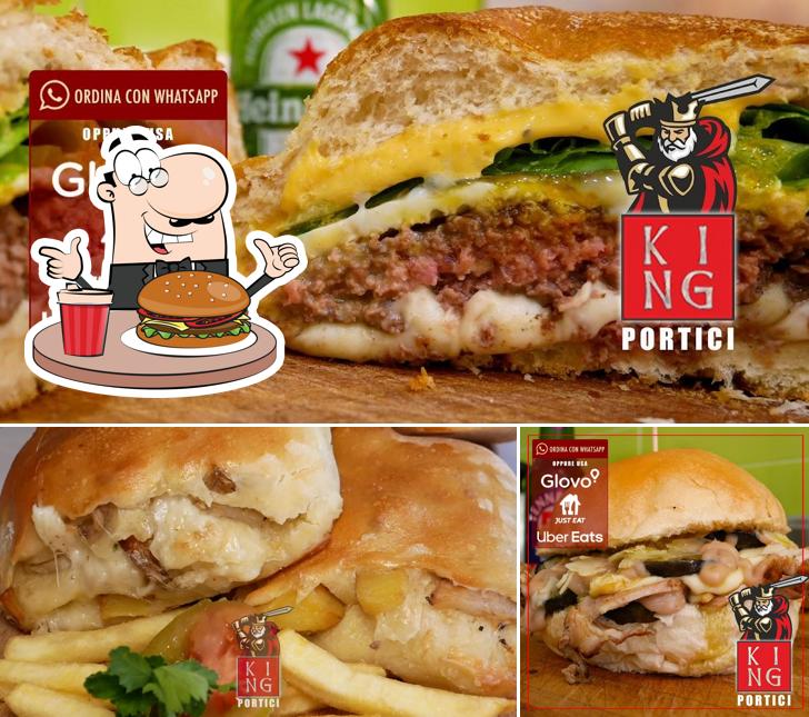 Prenditi un hamburger a KingFood Paninoteca