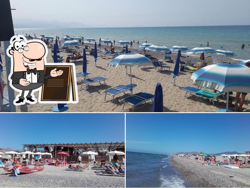 Goditi la vista dall'area esterna di Lido Azzurro Stabilimento Balneare Ristorante Panineria Bar