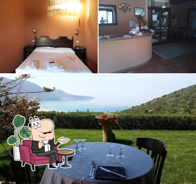 Siediti a un tavolo di Hotel Ristorante Sardus Pater -