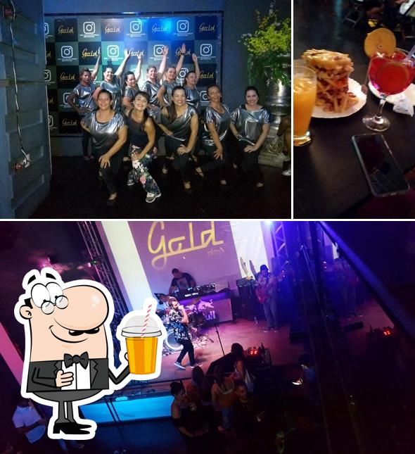 Desfrute de um drinque no Villa Gold - Sertanejo Bar