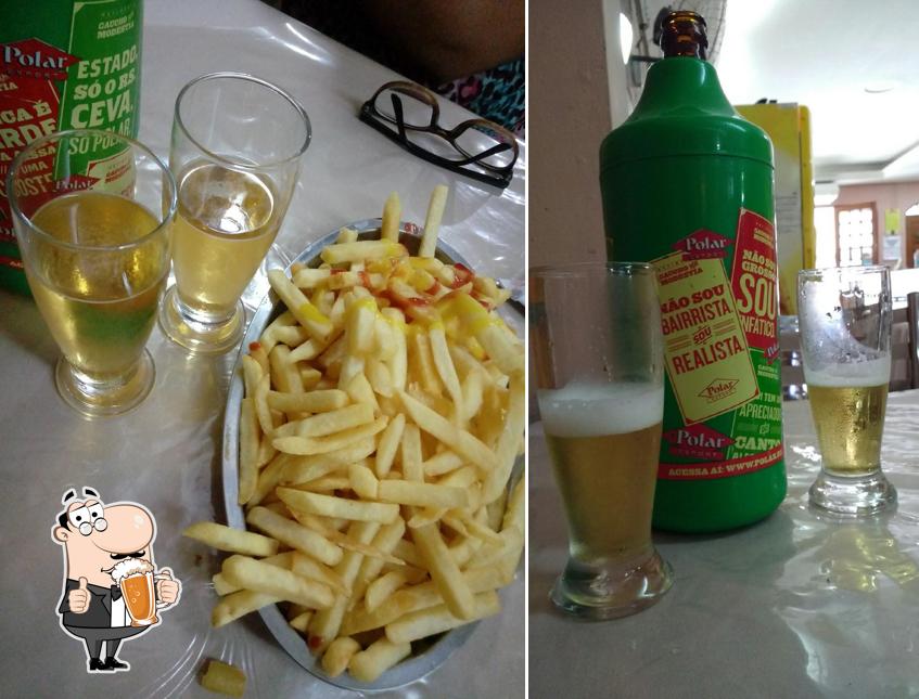 Desfute um copo de cerveja leve ou escura