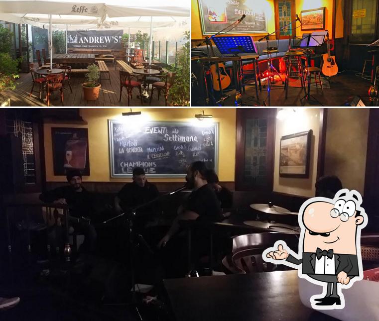 Siediti a un tavolo di ANDREW'S PUB