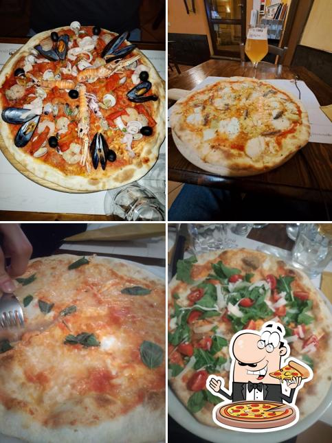 Scegli una pizza a Pizzeria Osteria di Fiorà