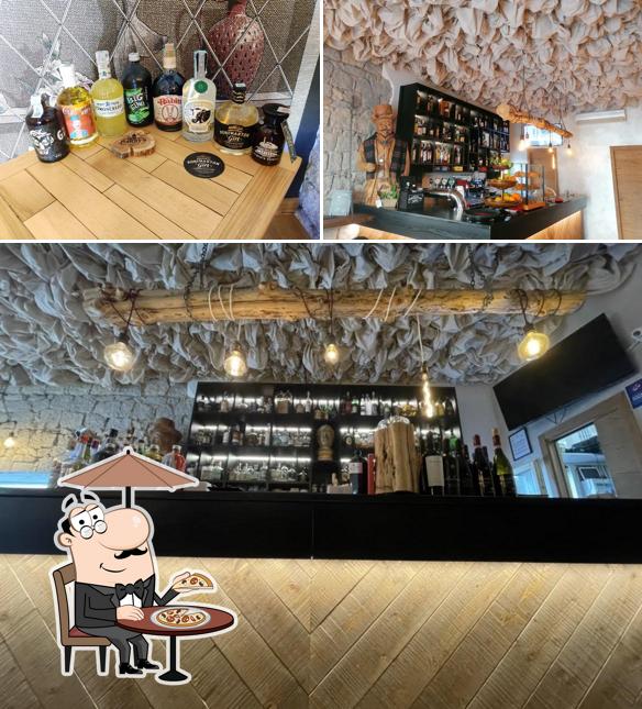 La immagine di esterno e interni da Harry's Cocktail Bar