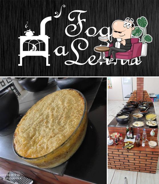 Sente em uma das mesas no Fogão A Lenha