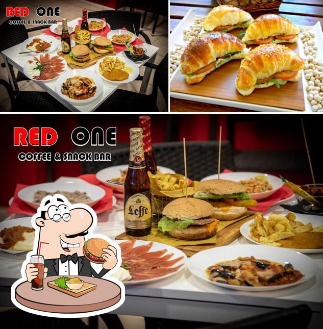 Prova un hamburger a RED ONE Coffee & snack bar
