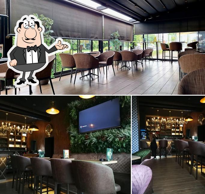 Questa è la foto che mostra la interni e cibo di MAX cafe