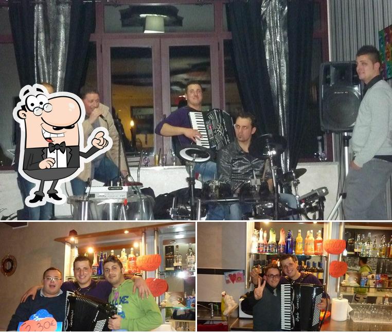 Dai un'occhiata agli interni di Deja Vù Cocktail Bar